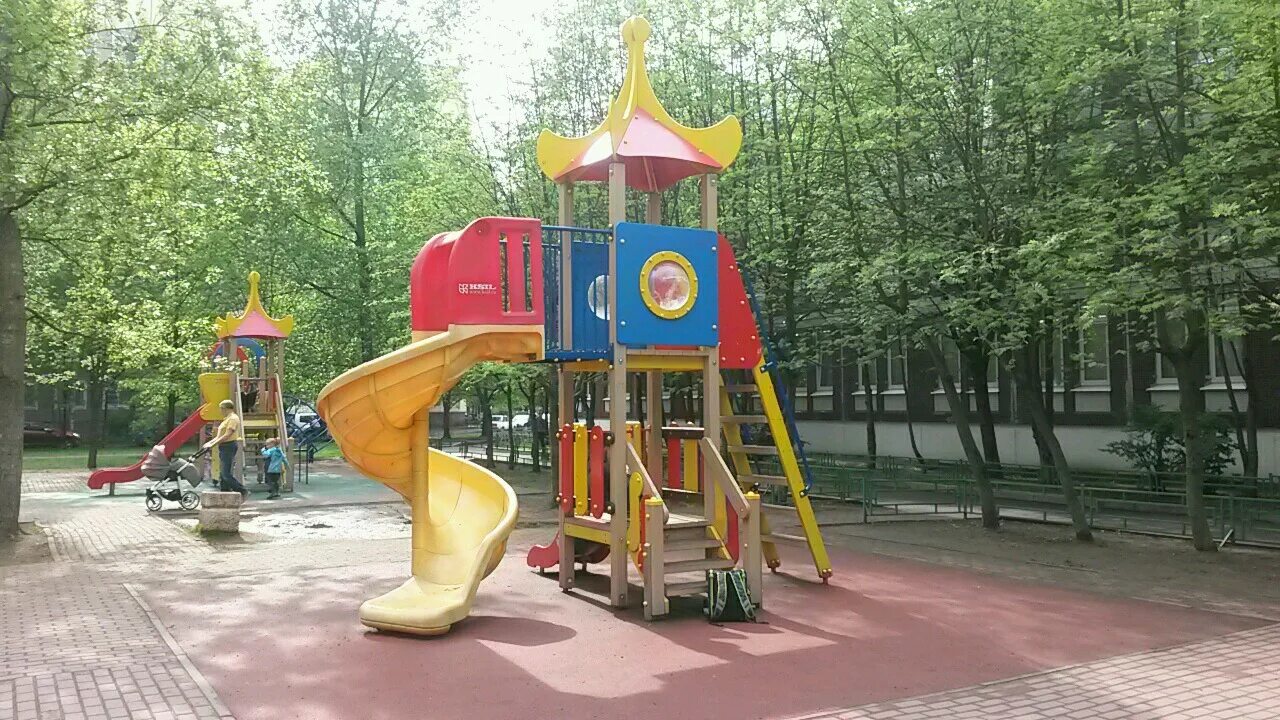 Двор с детской площадкой. Детские площадки улица гарибальди 15. Площадка мир. Детская площадка санкт-петербург. Детские площадки на улице спб.
