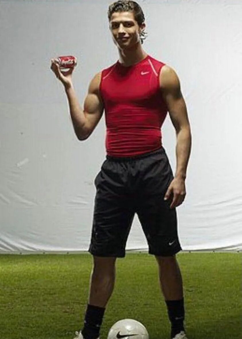 Роналду реклама кока колы. Роналду реклама колы. Роналду пьет кока колу. Роналду и кола. Роналду реклама колы.