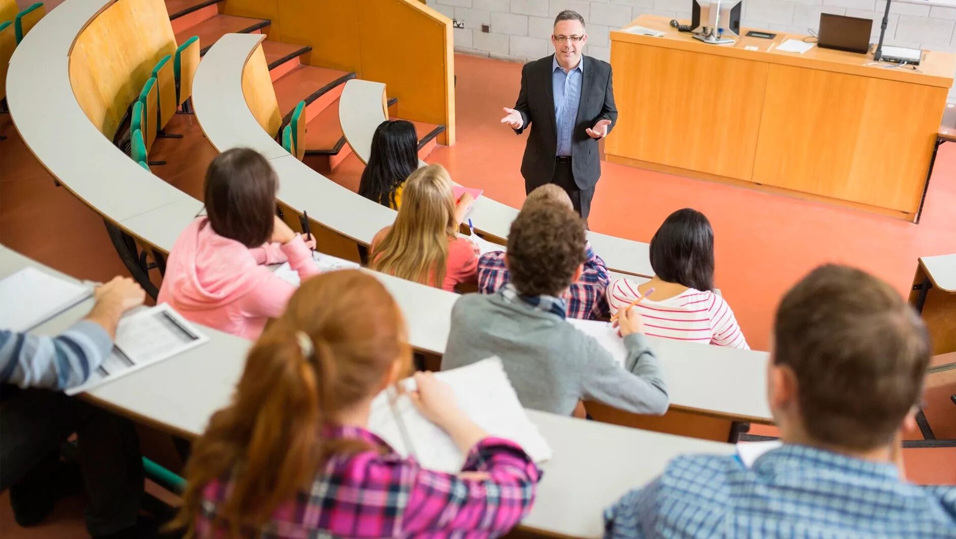 Лекция в аудитории. Преподавание в вузе. Преподаватель в университете. Лекция в институте. Университетские преподаватели