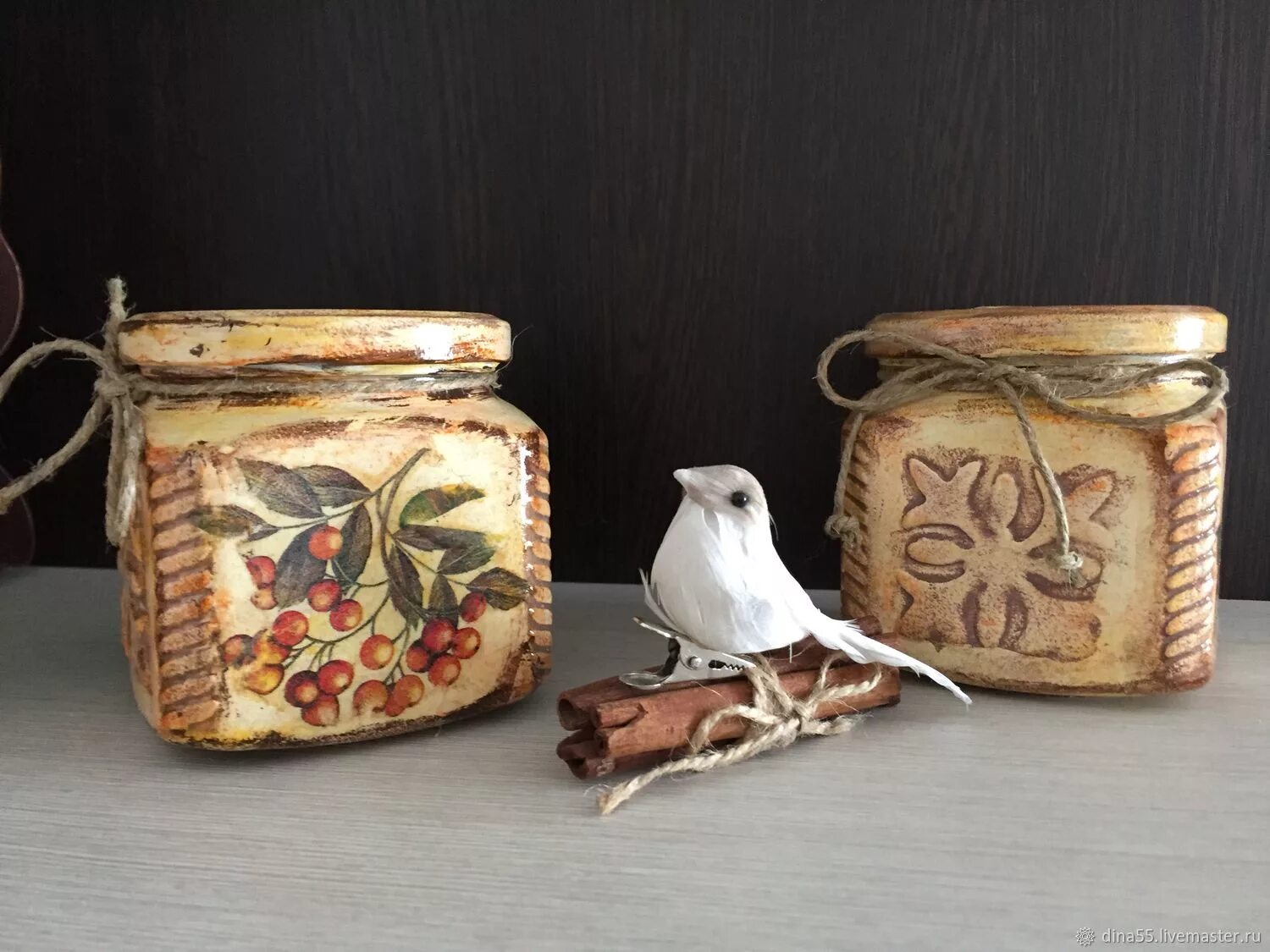 Декор стеклянных баночек. Декупаж стеклянных баночек. Декупаж кофейных баночек. Декупаж банок стеклянных. Стеклянные банки в технике декупаж.