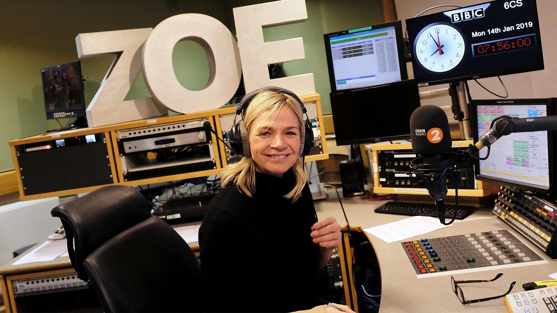Радио 2 театр. Зои Болл. Студия bbc радио 2. Zoe Radio. Synadin Radio 2.