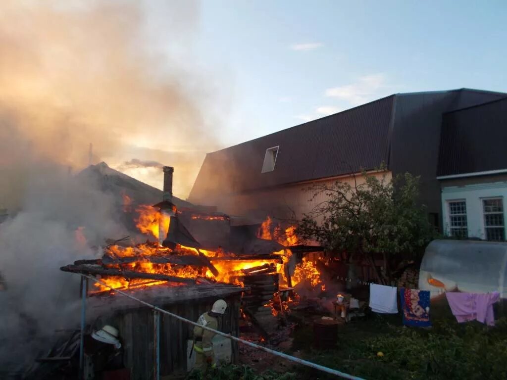 Пожар в Вятских Полянах. Сгоревшая Поляна. Пожар в Вятских Полянах вчера. Дом поляну сгорел. Погода вятские поляны кировской области на 10