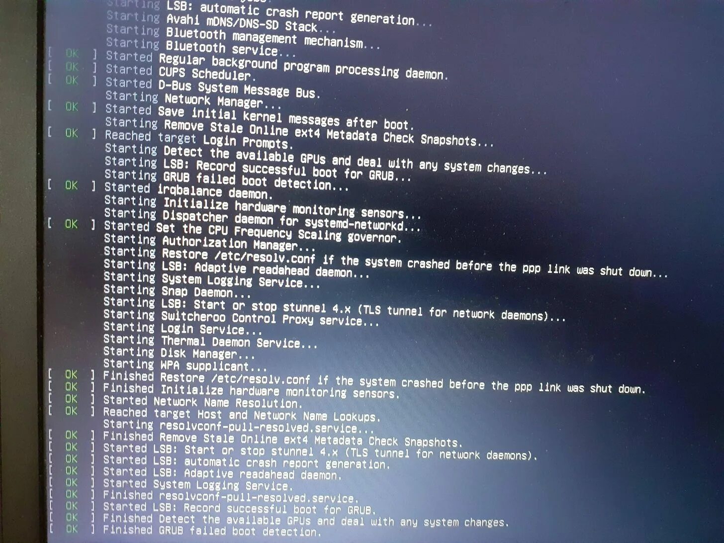Линукс завис. Линукс экран загрузки. linux загрузочный экран. linux boot screen. черный экран линукса и белые буквы.