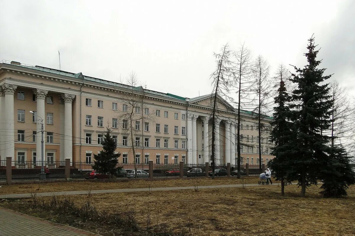 Федеральное казначейство Архангельск. Здания Архангельска. УФК по Архангельской области здание. Здание напротив драмтеатра Архангельск.