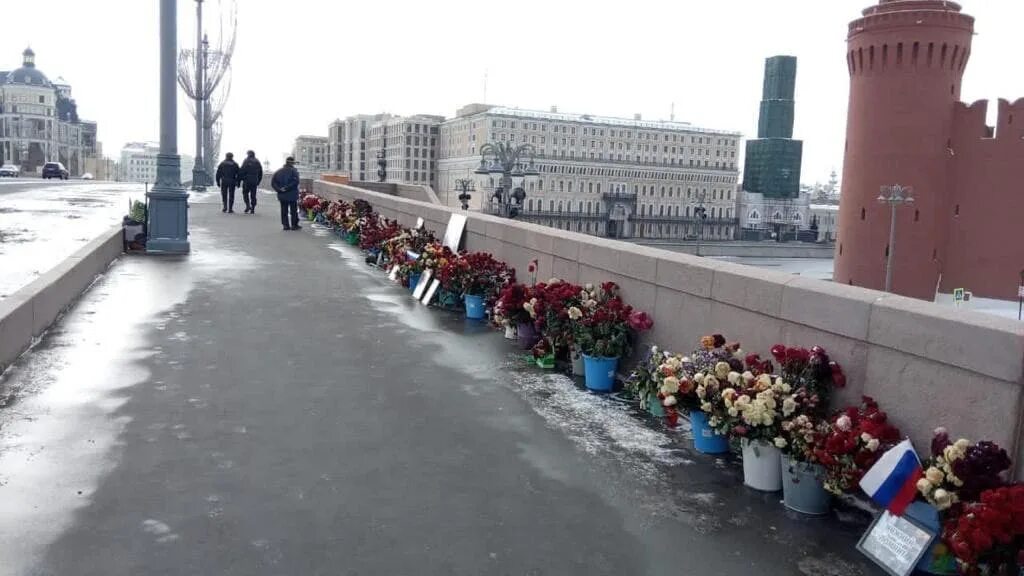 Сколько человек погибло в москве 2024 год. Мемориал Бориса Немцова. Мемориал "Немцов мост". Мемориал Немцова на мосту.