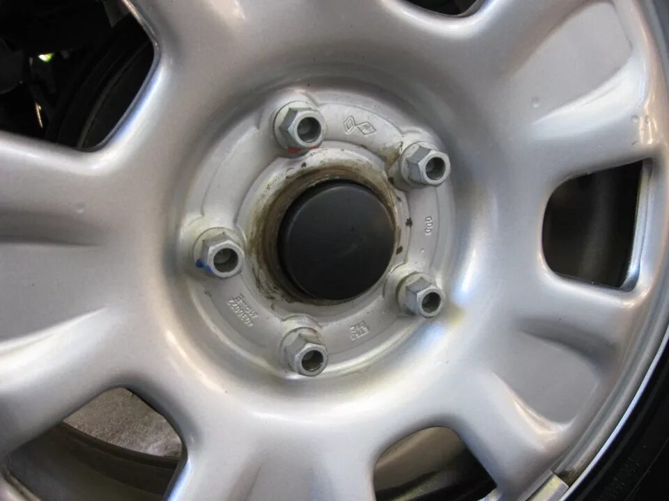 Штампы р14 логан. Для р15 штампов заглушки для ступицы для волга 3110. Колпаки на колеса r16 для renault duster. Колпаки колесные рено логан r14. Заглушки на штампованные диски r16 рено дастер.