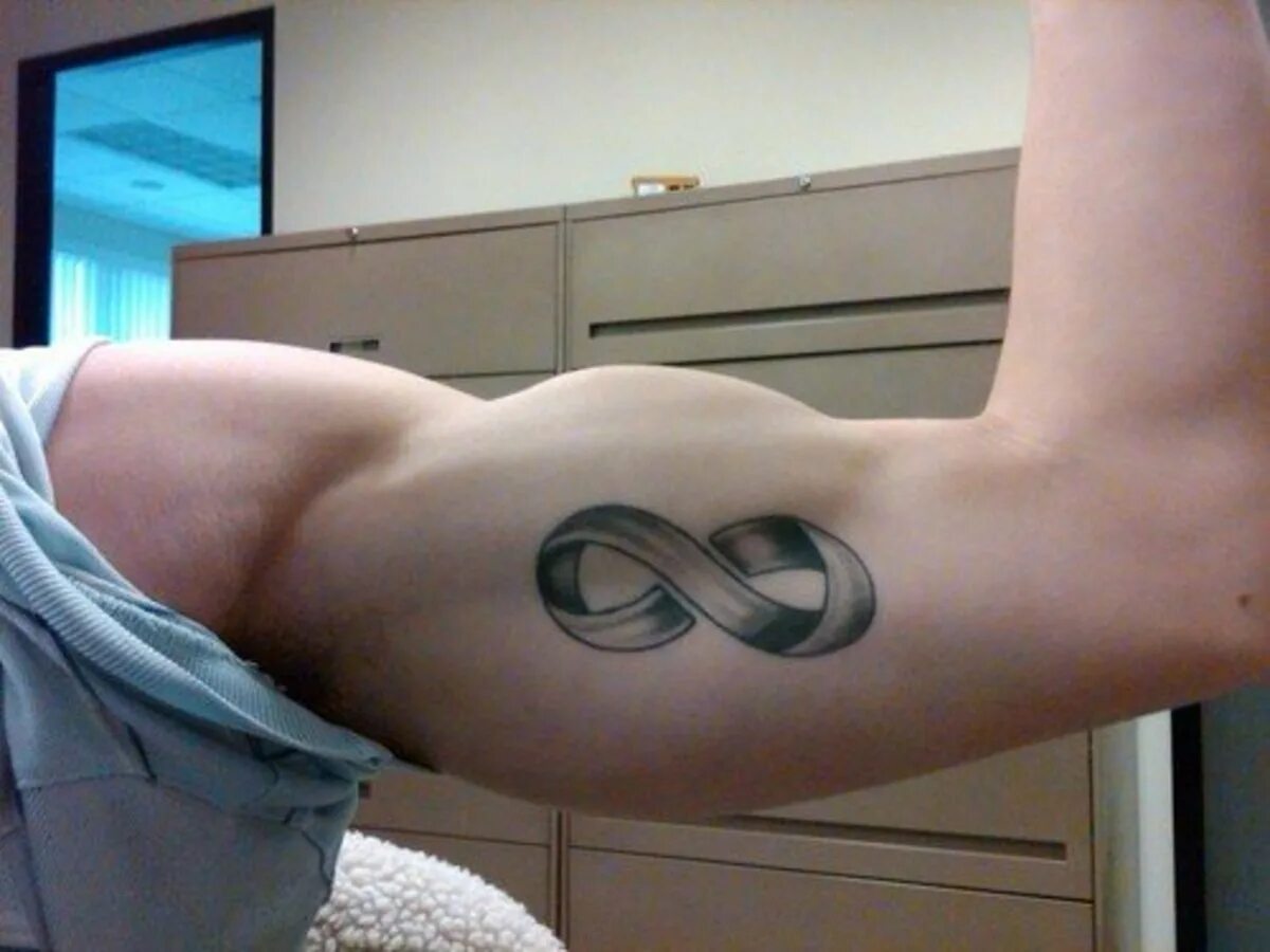 Тату бесконечность на запястье. Татуировка знак бесконечности. Тату знак бесконечности в виде змеи. Тату восьмерка значение. Змей бесконечности уроборос тату.