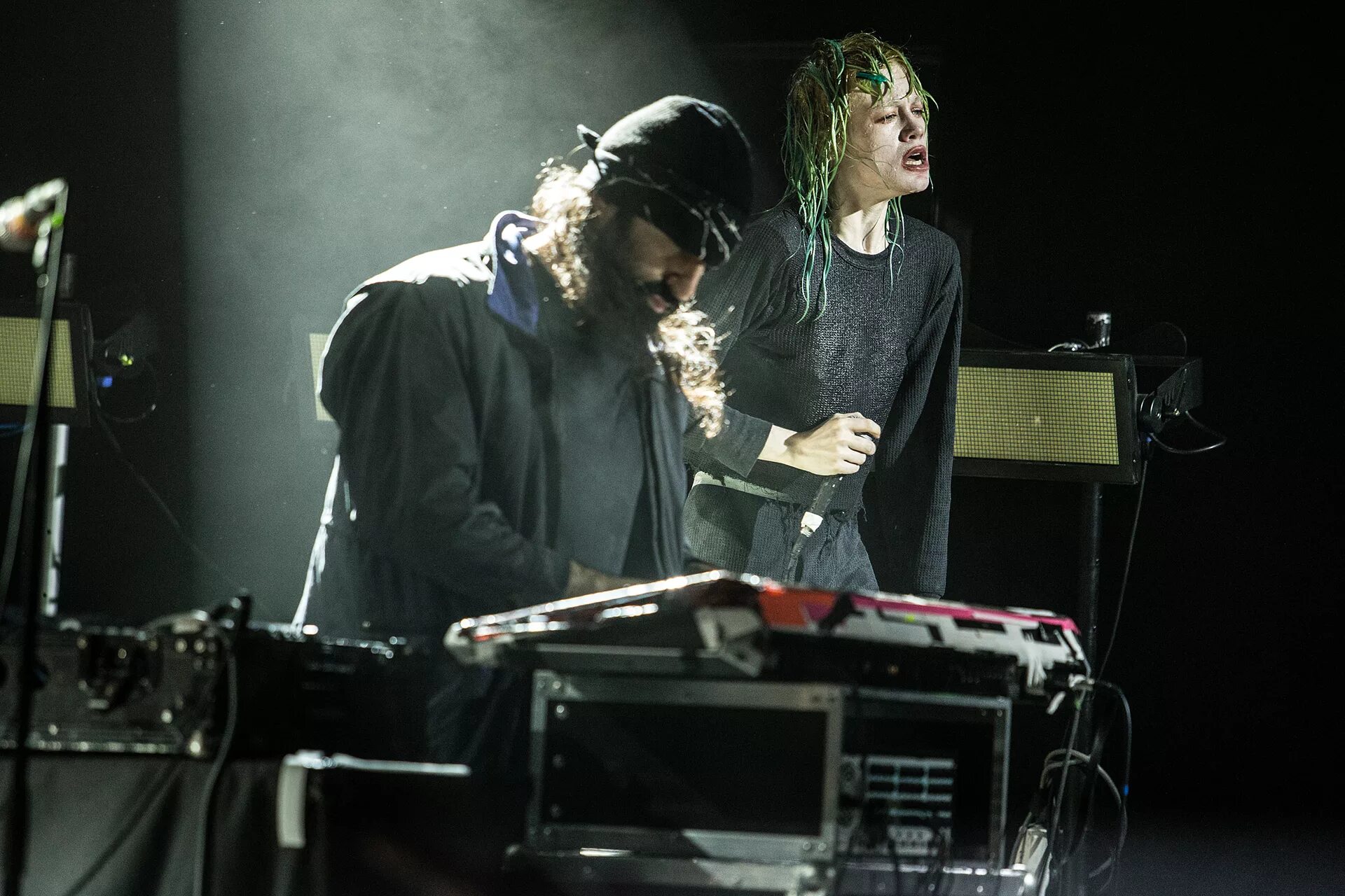 Crystal castles loop. Группа crystal castles. группа crystal castles 2025. группа crystal castles 2003. crystal castles 2025.