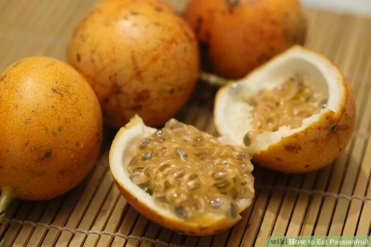 Как едят маракуйю. Как чистить маракуйю. Как сушат маракуйю. Как есть маракуйю правильно видео. Как правильно разрезать маракуйю.