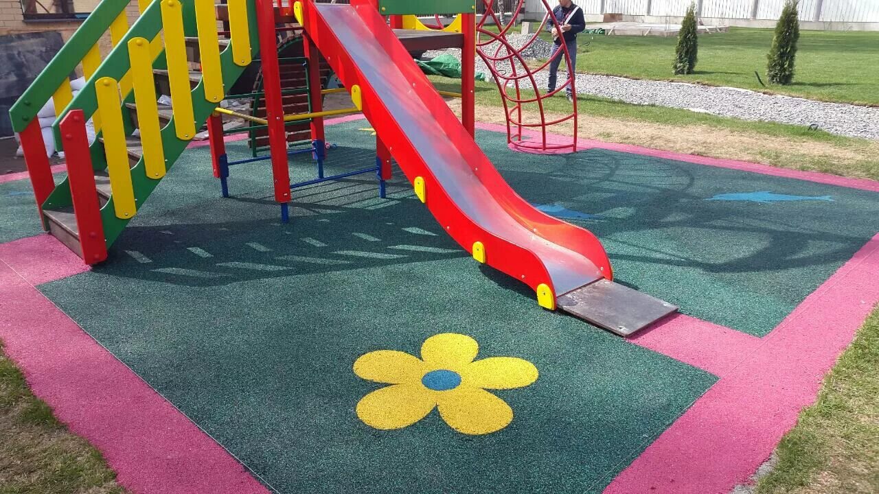 Резиновое покрытие для детских площадок. Детские площадки с резиновым покрытием. Покрытие для детских площадок из резиновой крошки. Прорезиненное покрытие для детской площадки.