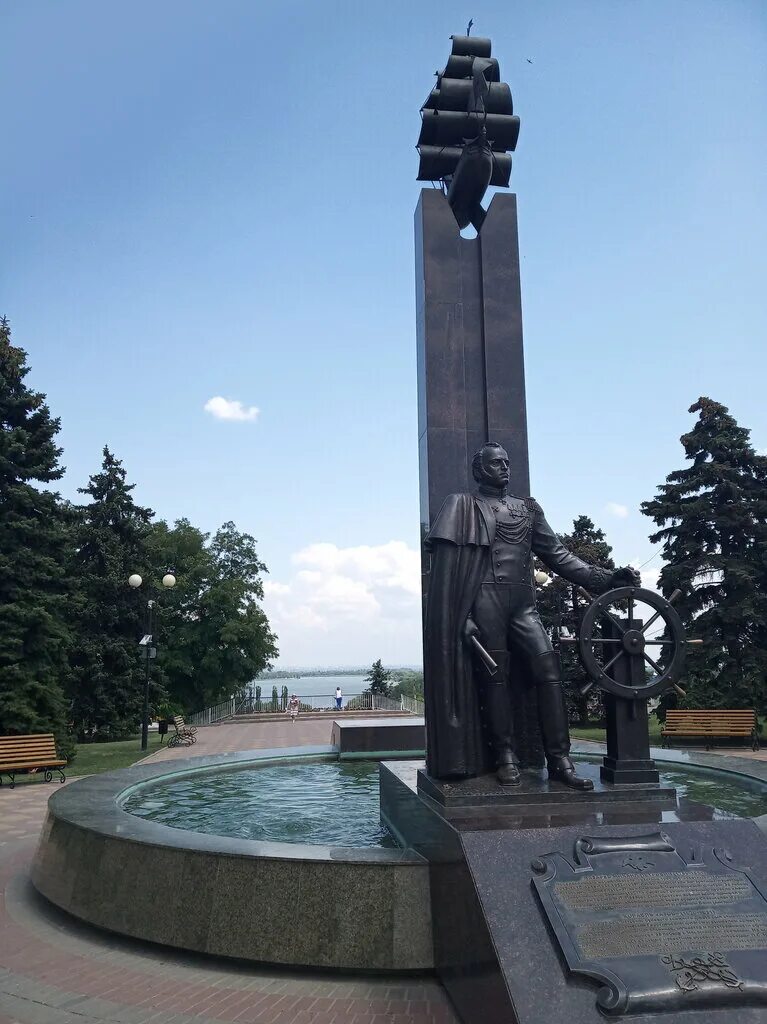 Памятник лазареву. Памятник Лазареву в Азове.