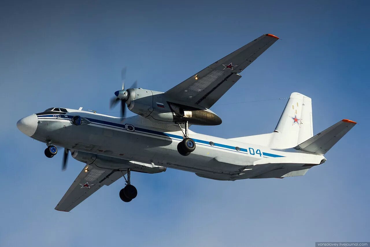 Ан-26 военно-транспортный самолёт. Ан-26 военно-транспортный самолёт. Ан-24 пассажирский самолёт аэрофлот россии. Ан-26 в камуфляже. Антонов ан-24.