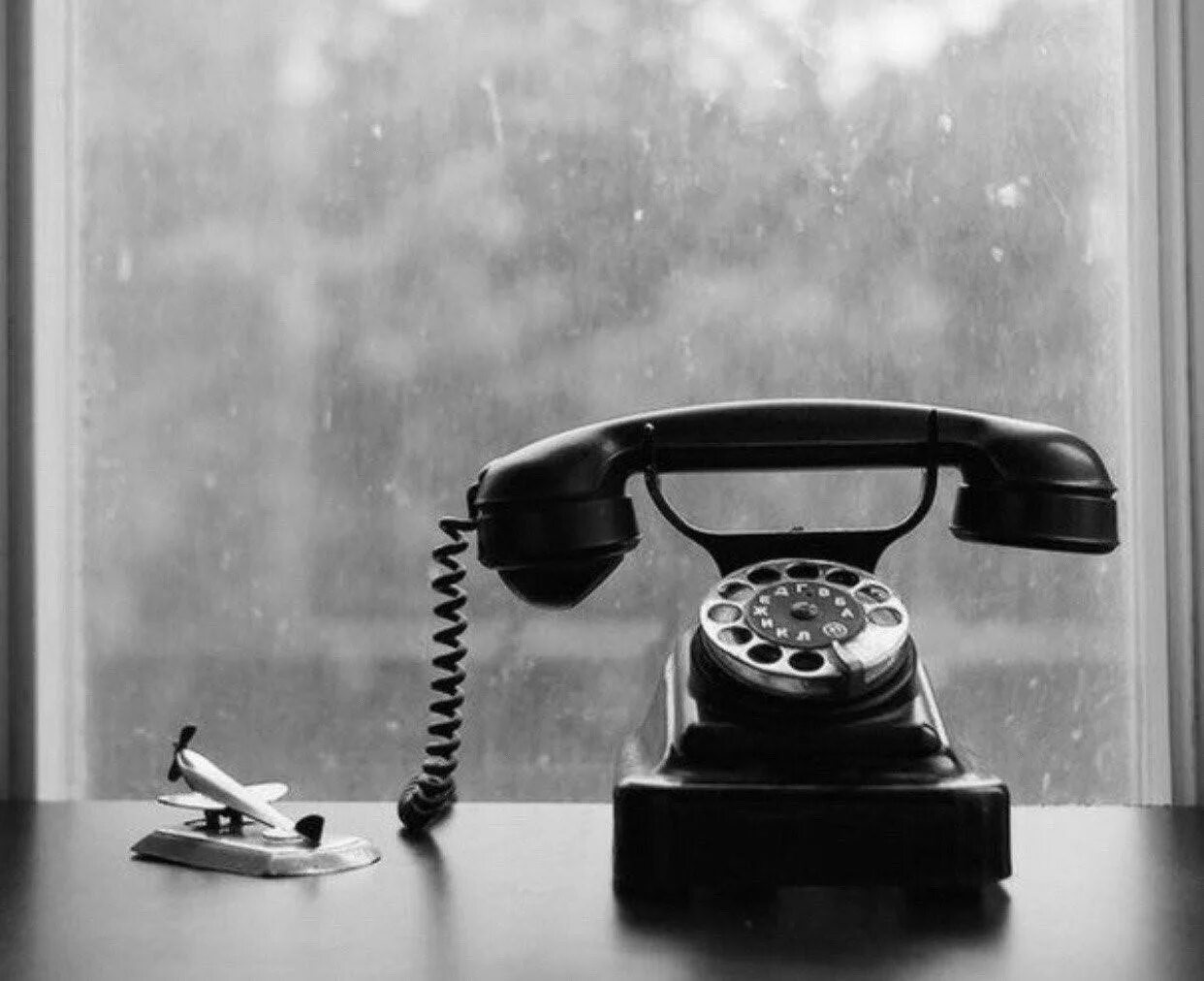 Телефон звонит не переставая. Экран вызова iphone. Телефон звонит рисунок. Звонит по телефону. Телефон звонит.