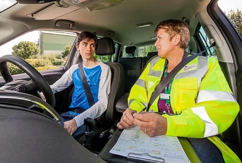 Uk drive. Водитель и автомобиль. Школа вождения автомобиля. Машина для вождения с инструктором. Подготовка водителей транспортных средств.