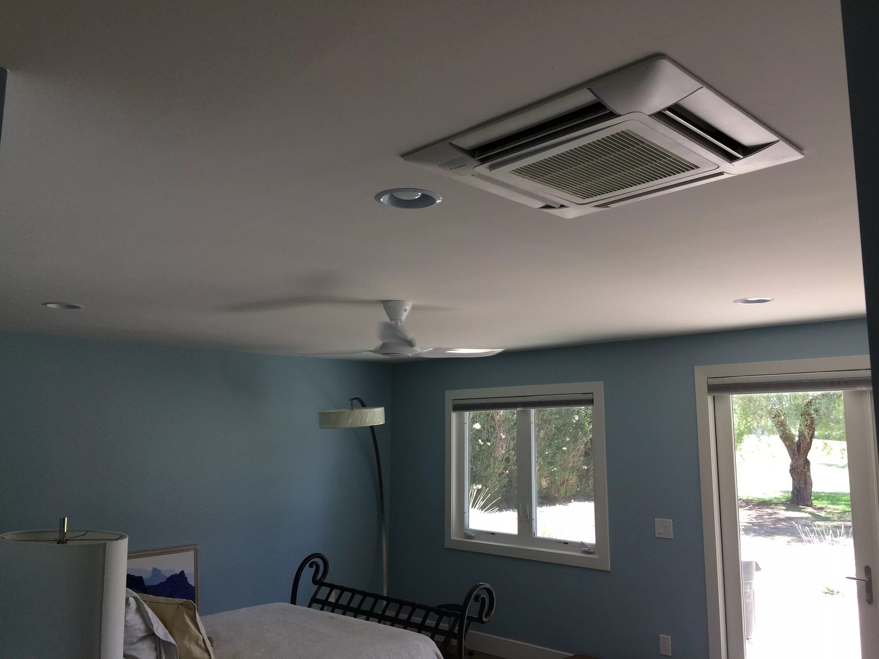 Кондиционер под натяжным потолком. Mitsubishi фанкойл потолочный. daikin потолочный кондиционер. кассетный кондиционер daikin. двухпоточные кассетные кондиционеры.