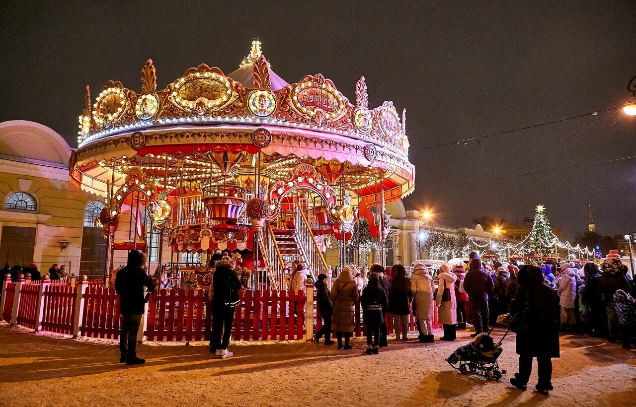 Манежная площадь в санкт петербурге. Манежная площадь санкт-петербург. манежная площадь санкт-петербург ярмарка. ярмарка на манежной площади. манежная площадь спб ярмарка новогодняя.
