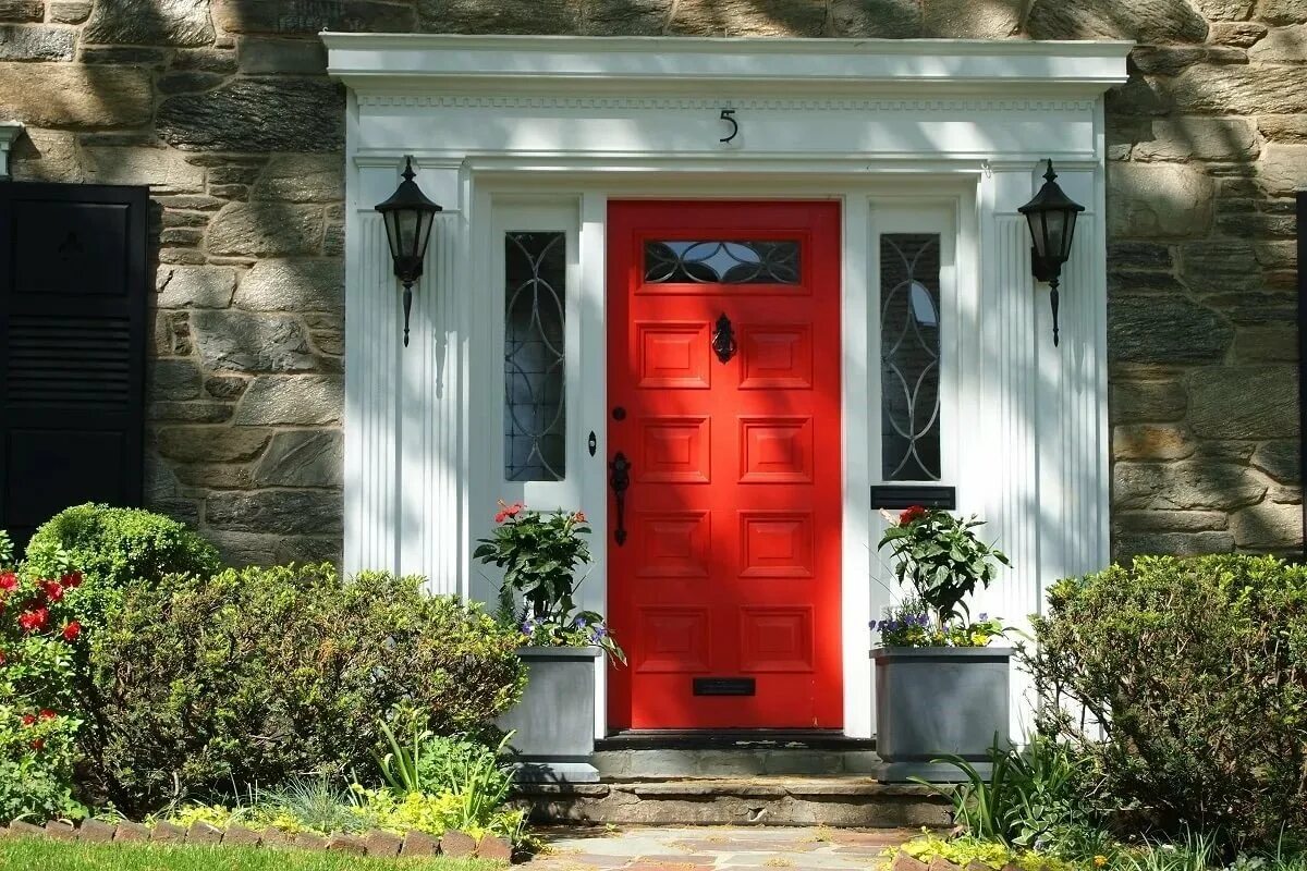 Двери дома нижний новгород. Входная дверь в дом. Красивая дверь в дом. Дверь в частный дом. Дверь входная деревянная.