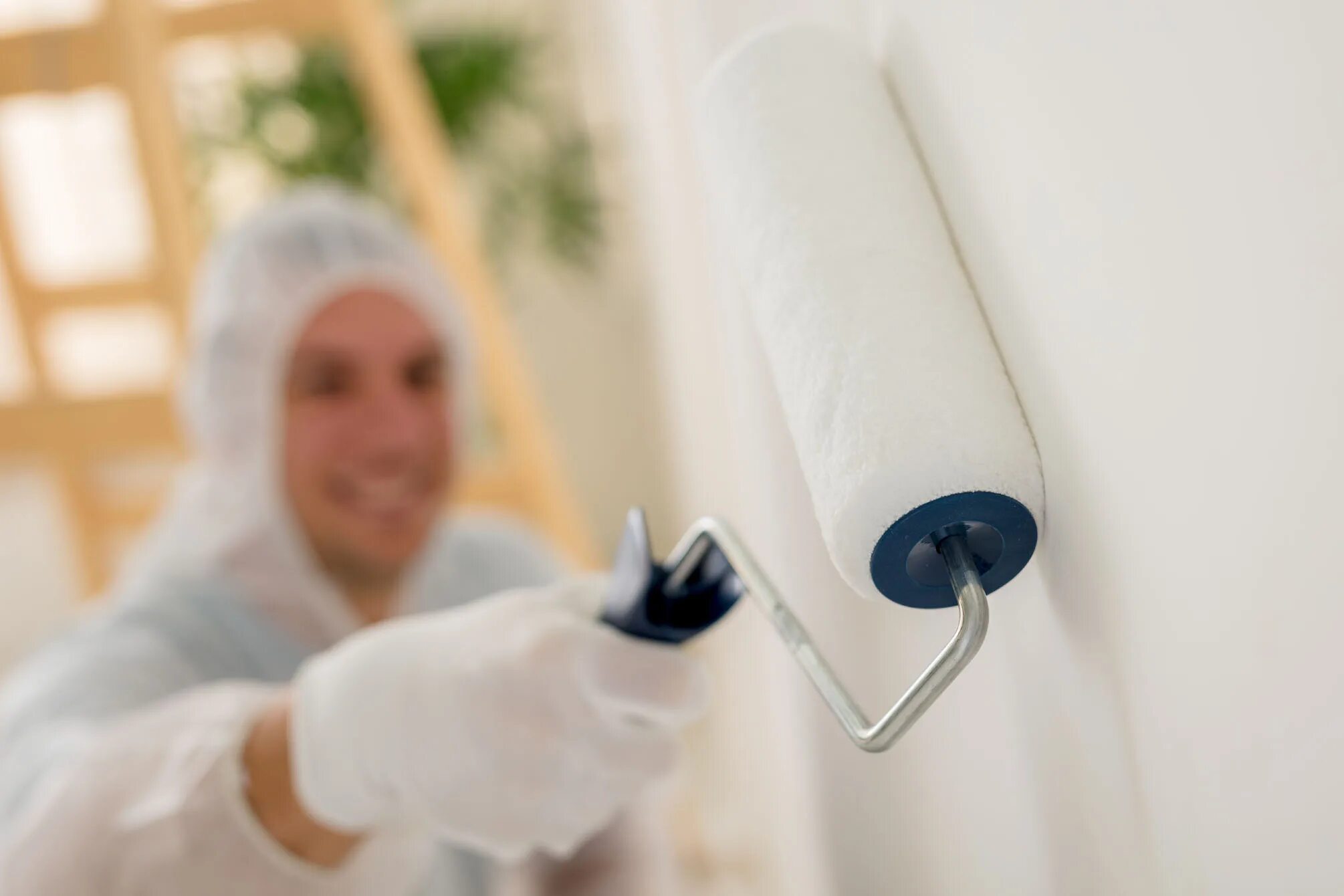 Маляр побелка для стен. Течет крыша смирение. Сновидение побелка потолка. Сонник белить дом. Мыть потолок во сне к чему сниться.