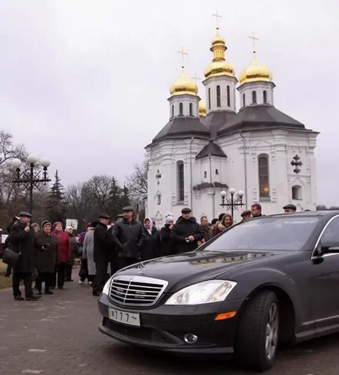 Машины на фоне храмов. Православные машины. Церковная машина. Храм автомобиль. Храм из автомобиля.