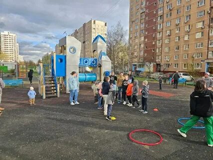 Двор молод