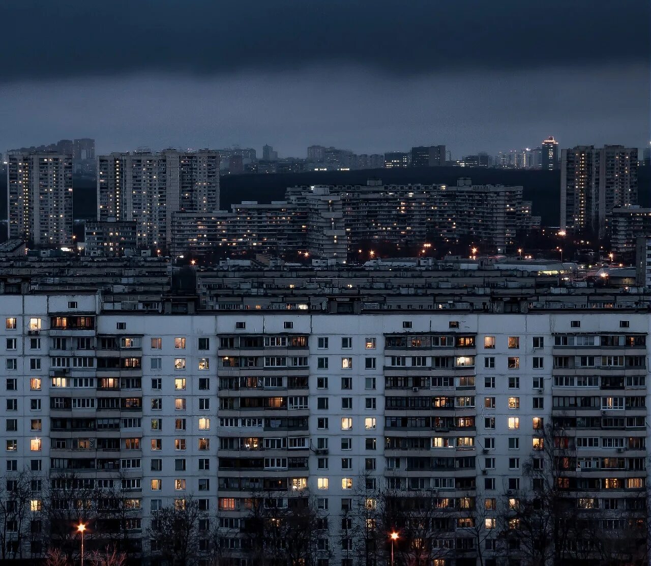 Песня серые дома полупустые. Многоэтажки Северное Чертаново. Чертаново Северное гетто. Город спальный район Сумерки. Эстетика района Чертаново.