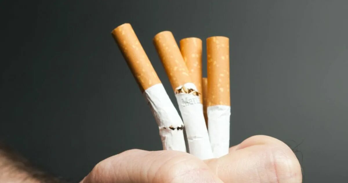 потухшая свеча. подростки в церкви. свечка сигарета. прикурил сигарету в церкви. свечка для курения.