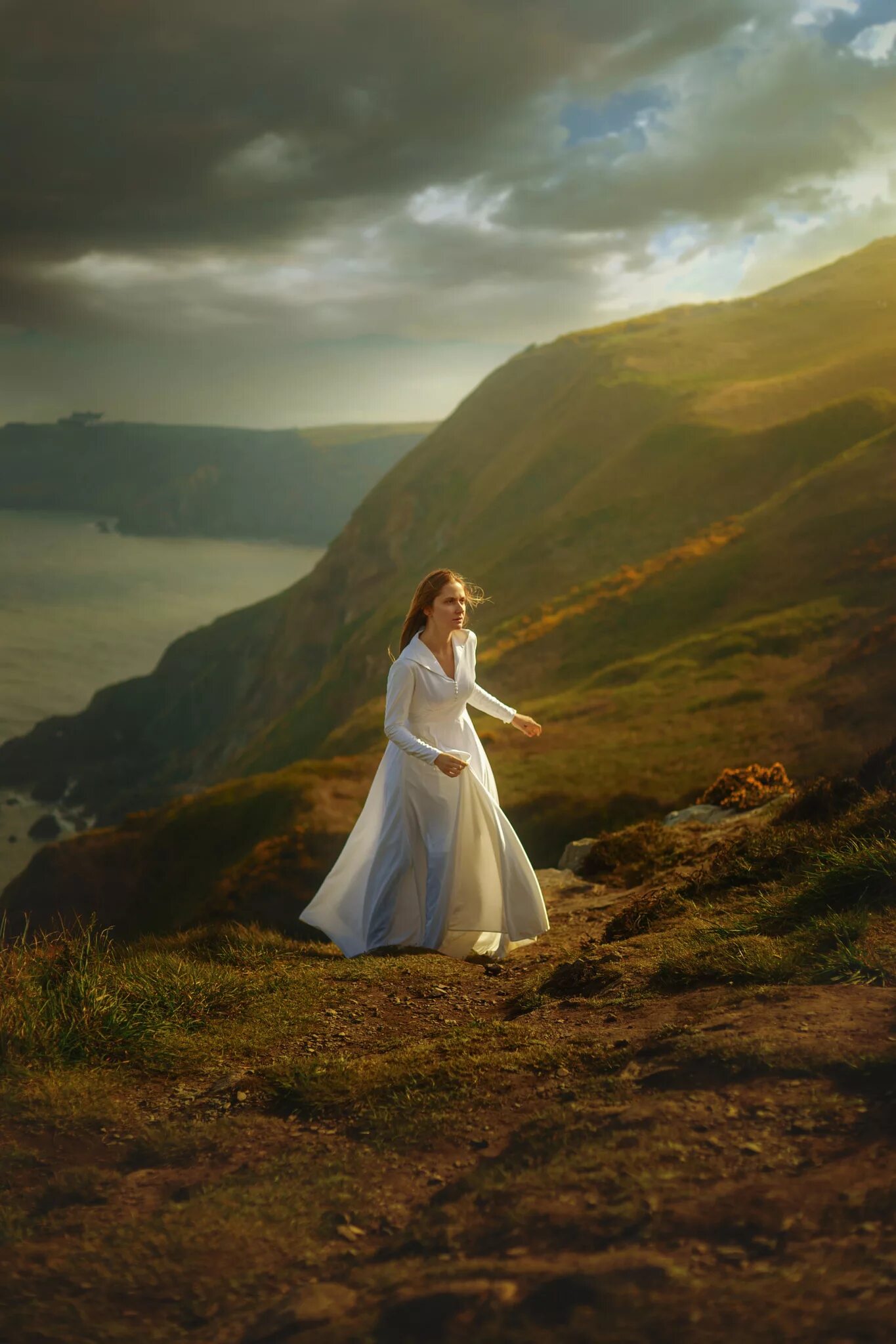 Фотосессия в горах. Девушка в длинном платье. Девушка в горах. Девушка в длинном белом платье. Видеть себя в длинном платье