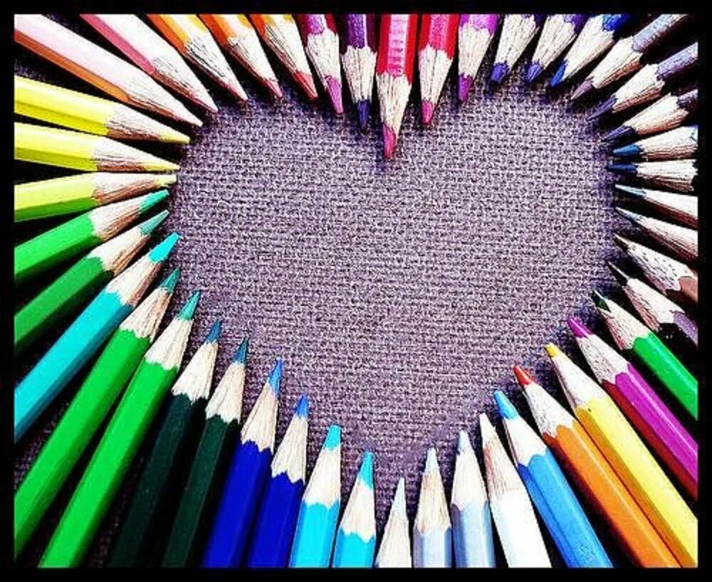 Карандаши цветные. Праздник цветных карандашей. Сердце из карандашей. Сердечко из карандашей. День цветных карандашей картинки