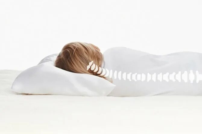 Ортопедические подушки и матрасы. Ортопедическая подушка позвоночник. Подушка для сна на спине. Ортопедические подушки для сна при остеохондрозе шеи.