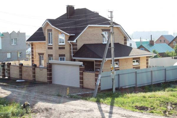 частный дом из пеноблоков. домик из пеноблоков. кирпичный коттедж проект. фасад дома с мансардой. дома из пеноблока с арочными окнами.