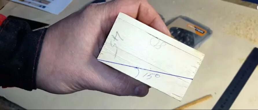 Под углом 15 градусов. Отпилить доску 15 градусов. доска с вырезанными углами. шаблон для сверления под углом 15 градусов. как отрезать угол 15 градусов.
