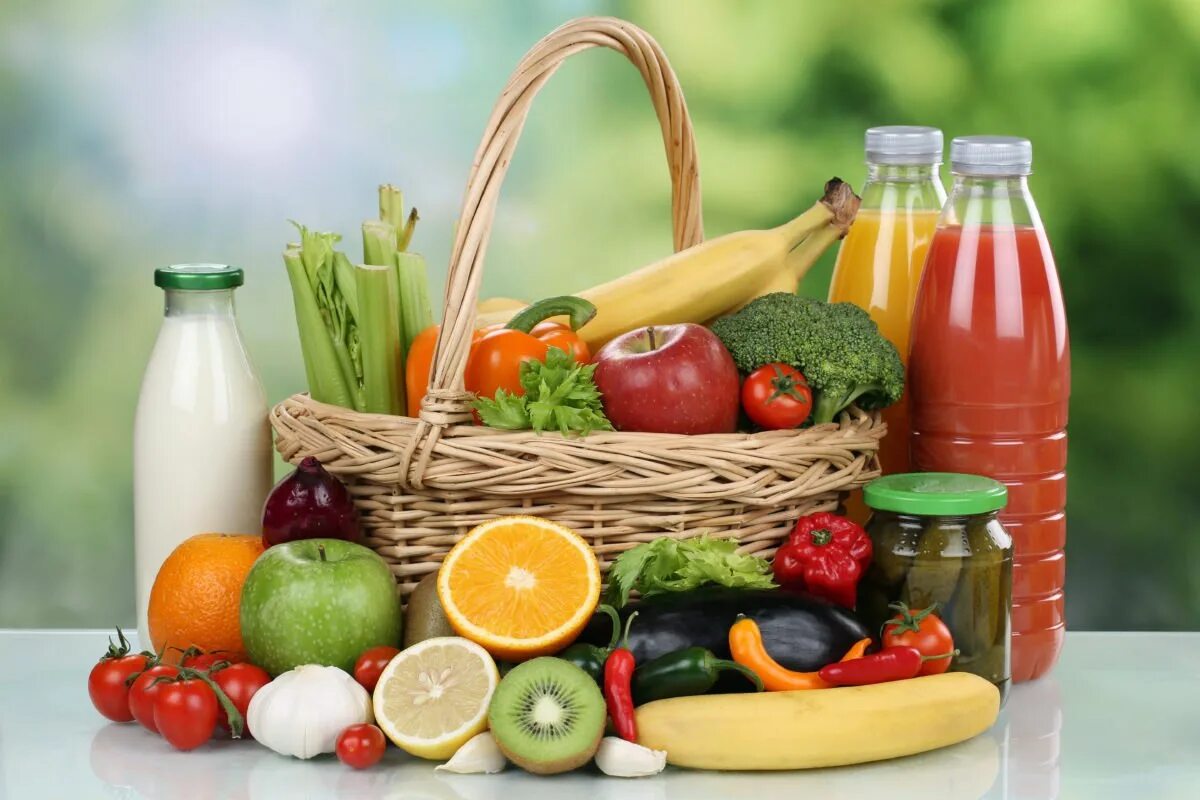 Предоставление продуктов питания и напитков. Продукты питания. овощи и фрукты. корзина с полезными продуктами. здоровое питание.