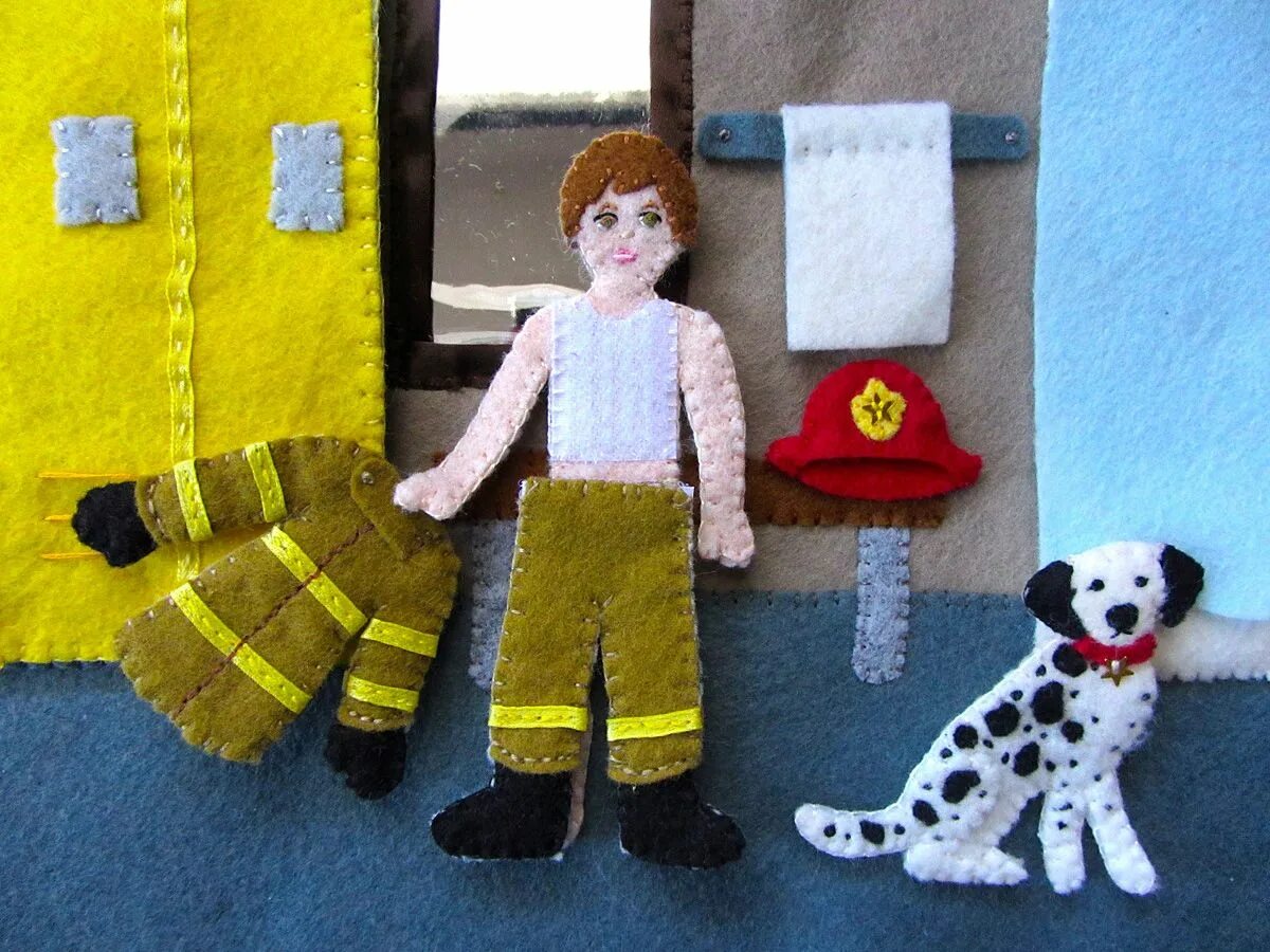 Игрушка из фетра пожарный. Пожарник из фетра. Пожарная машина из фетра. Кукла пожарный из фетра.
