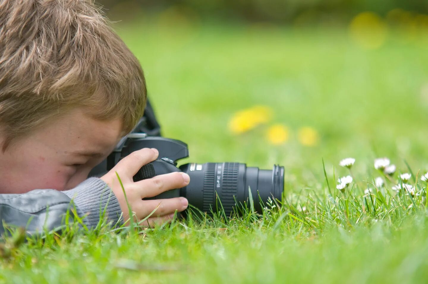 Фотограф дети. Фотоаппарат для детей. Мальчик с фотоаппаратом. Ребенок с фотоаппаратом на природе. Ребенок с фотиком.