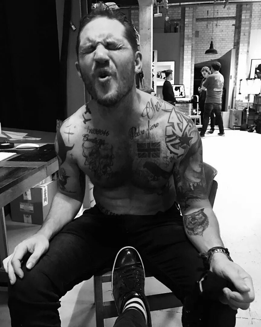 том харди его тату. Tom hardy 2022. тату тома харди. том харди. том харди 2022.