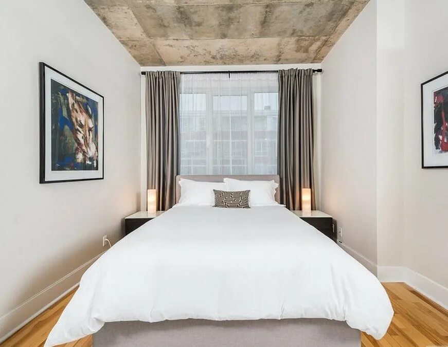 Узкая спальня. Кровать в интерьере спальни. Кровать в спальню. Комната с кроватью в скандинавском стиле. Спальня с большой кроватью.