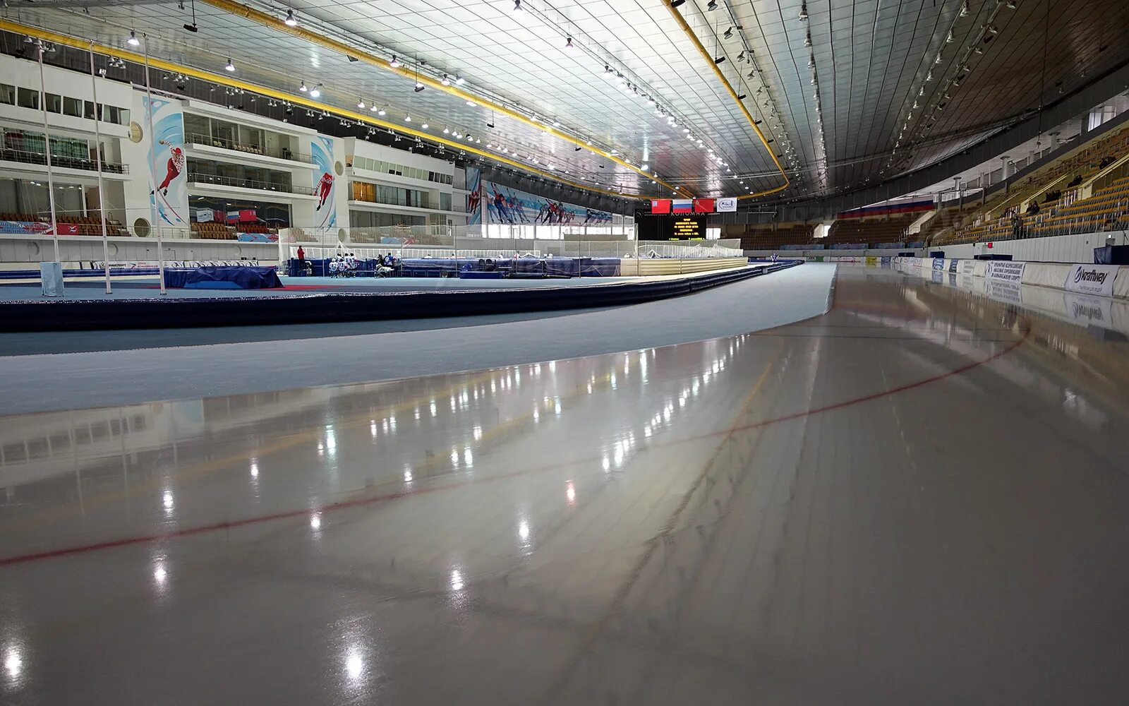 Конькобежный стадион. Конькобежный стадион Max Aicher Arena. Конькобежный дворец Коломна. Конькобежный дворец в Екатеринбурге. Оленегорск стадион конькобежный.