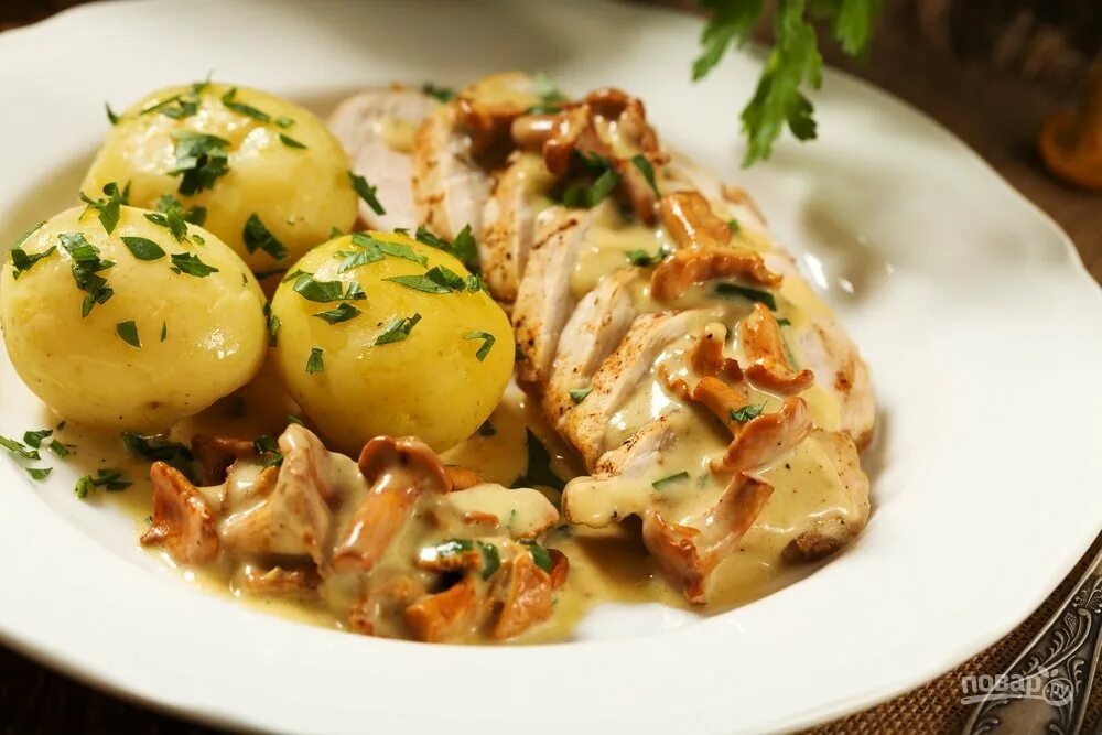 Рецепт куриное филе лук. Картофель с курицей. филе с картошкой. куриная грудка с картошкой. картошка с куриным филе.