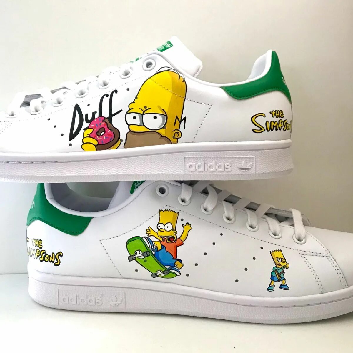 Адидас симпсон. Adidas Stan Smith x Simpsons 2022. Adidas Stan Smith Homer Simpson. Adidas Simpsons кроссовки. Адидас барт симпсон кеды.