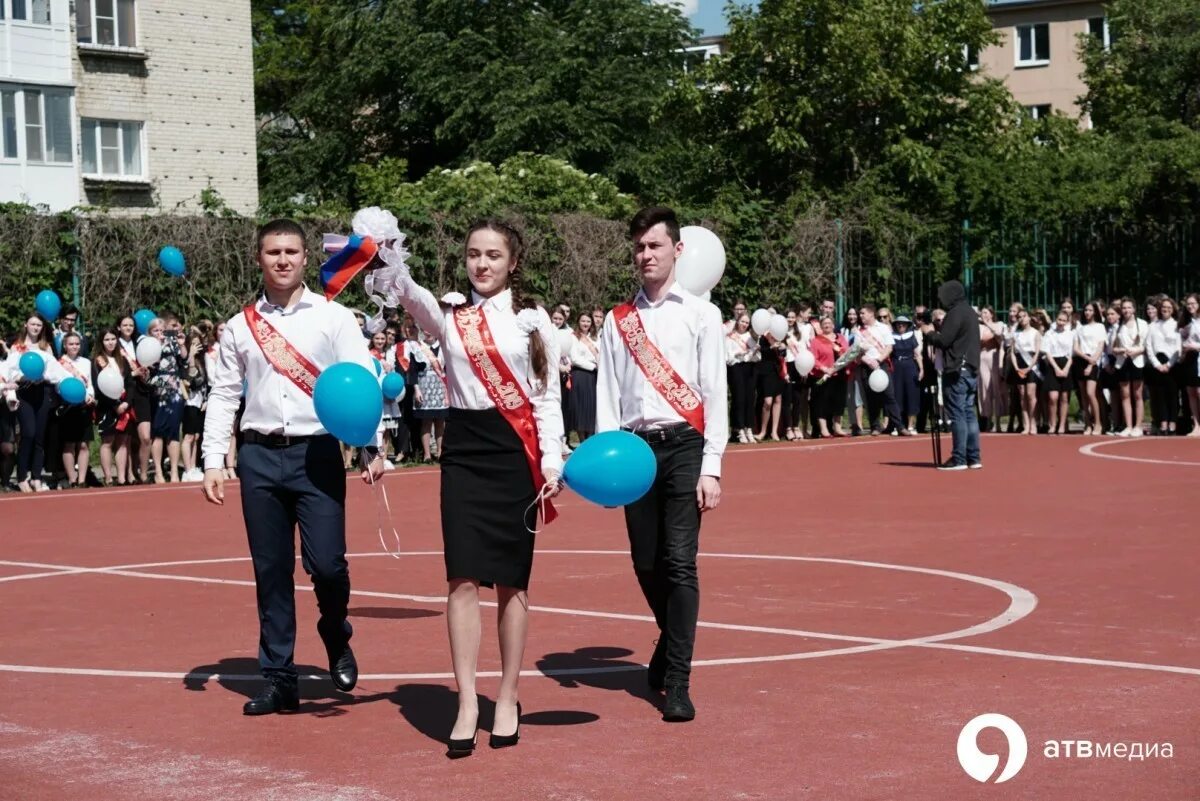 Школа 11 ставрополь. 22 Школа Ставрополь. Школьная линейка на выпускной. Выпускники. Выпускники школы.