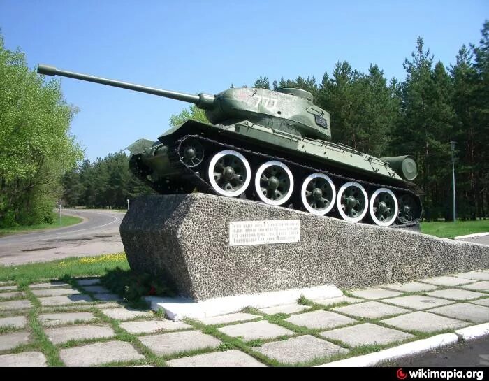 Танк поселок марковский. Танки на пьедесталах. Памятник танк дорогобуж. Танк кв 85 в автово. Танки на пьедесталах.