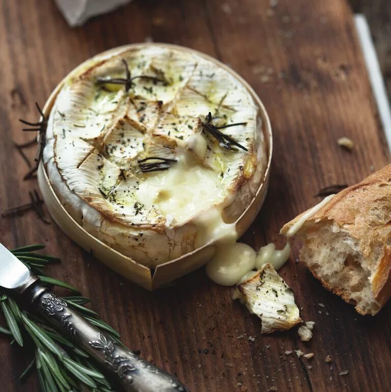 Камамбер запеченный в духовке. Сыр камамбер рецепт с чесноком. Сыр камамбер рецепт с чесноком. Сыр камамбер в духовке. Сыр камамбер с багетом.