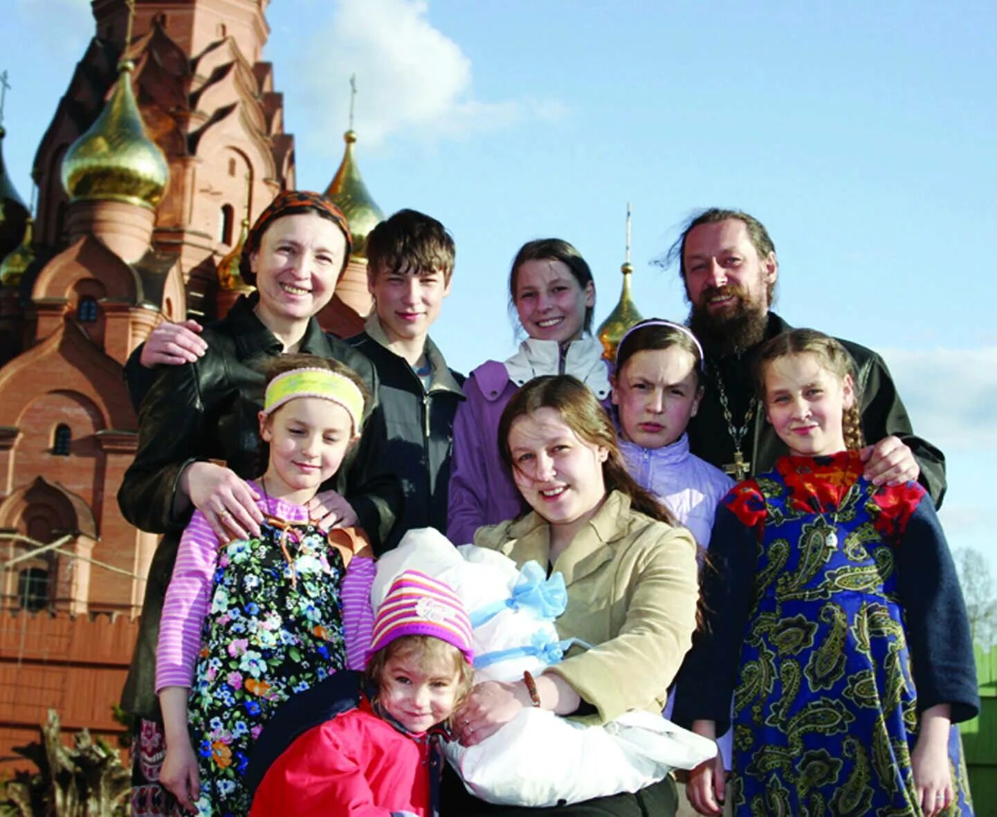 Семья в церкви. Детки православные. Ребенок в православной семье. О семье христианской. Православная семья.