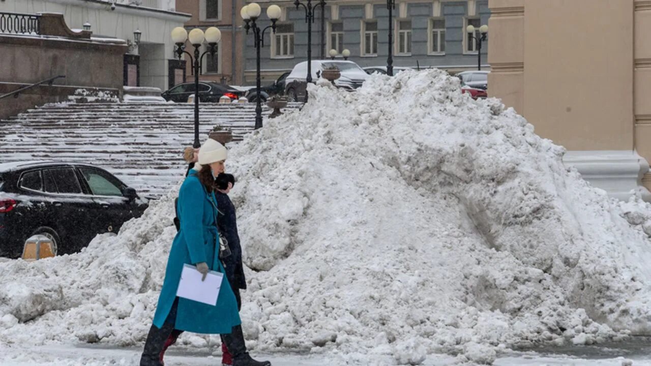 Правда будет снег. Снег в Питере. Сугробы в Питере. Кучи снега в Питере. Много снега в Москве.