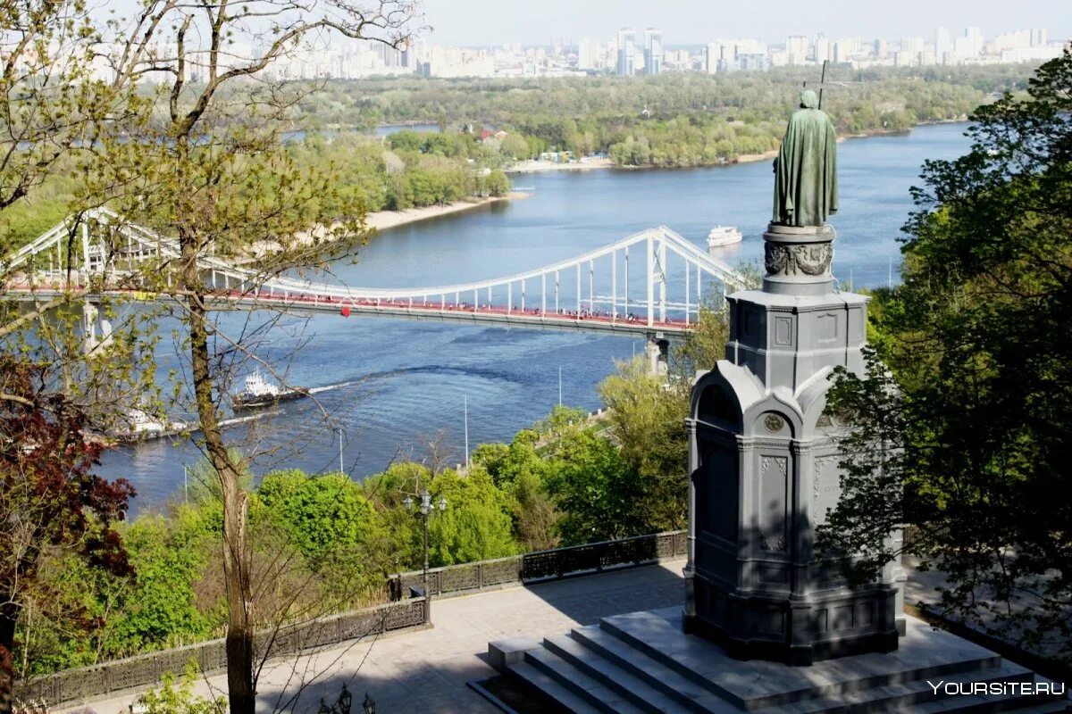 Памятник Владимиру в Киеве на Днепре. Киев Днепр мост памятник. Памятник Владимиру в Лавре Киева.