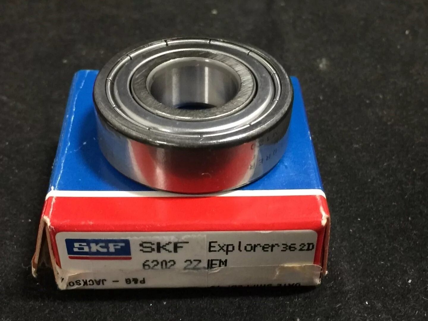 Подшипник диаметр 15 мм. Подшипники СКФ 6202 ZZ. SKF 6202zz. Dinroll подшипники 6202-2z. Подшипник 202 СКФ артикул.