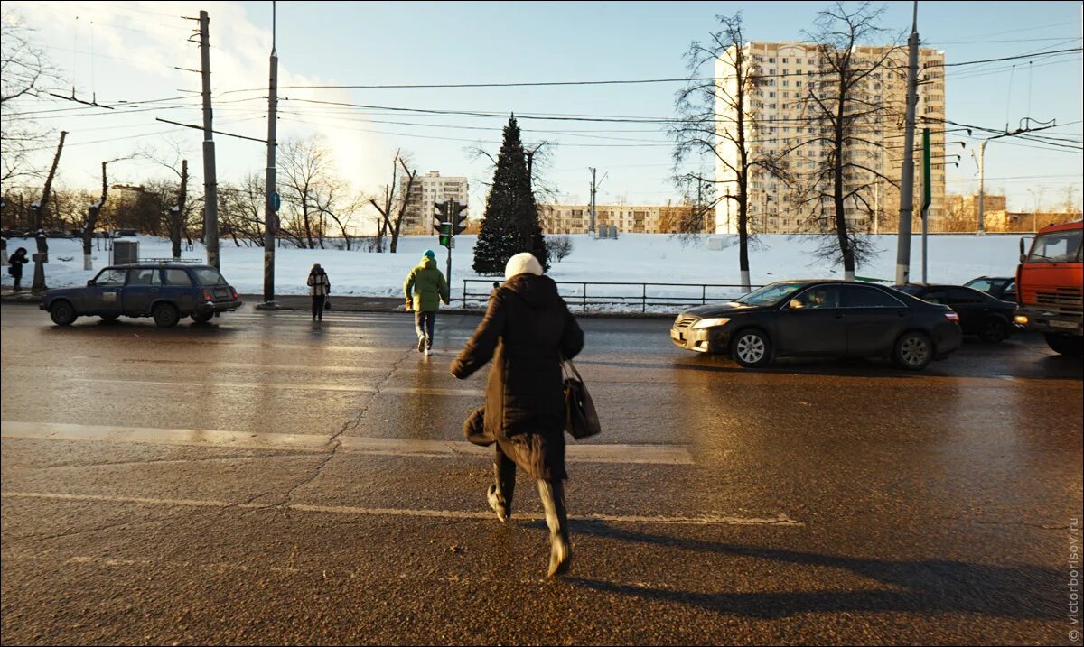 Смертельный пешеход. Пешеходы зимой. Пешеходы зимой перебегают дорогу. Человек перебегает дорогу. Пешеходный переход зимой.