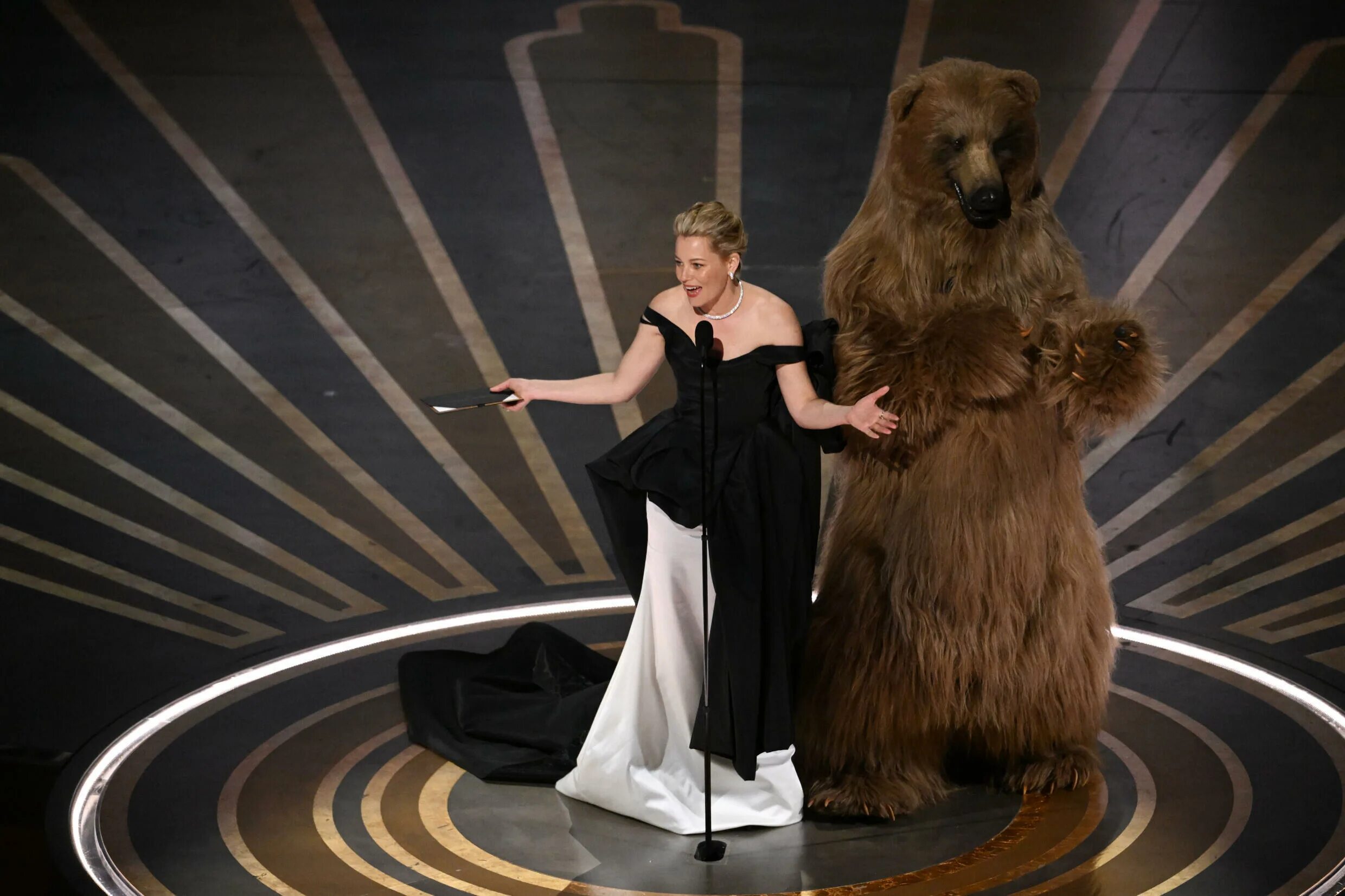 Медведь с оскаром. Oscar and bear. Немецкий медведь. Вручение оскара прикол. Лес медведь оскар.