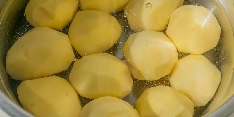 Как готовить картошку в кастрюле. Картофель в кастрюле. картофель варится. отварной картофель сищенный. вареный картофель в кастрюле.