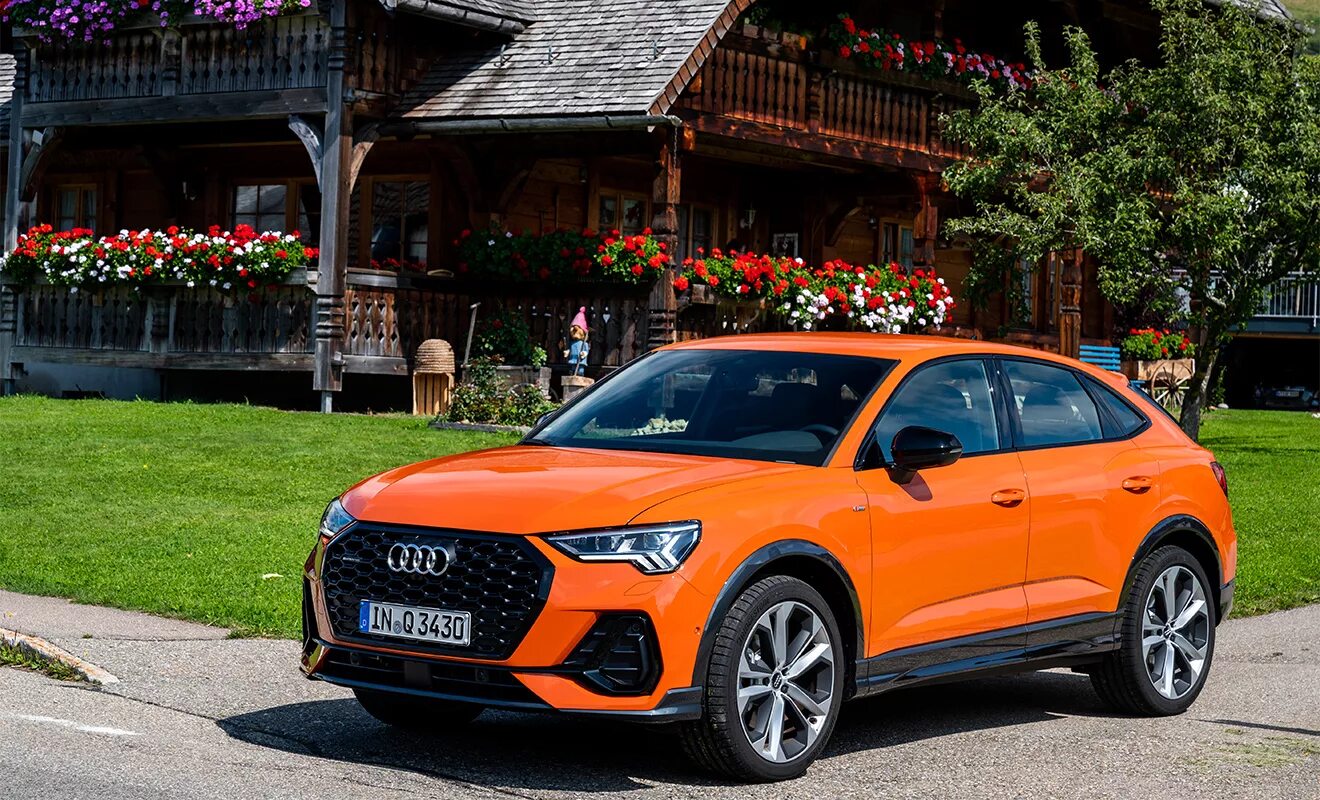 Кроссовер цвета. Audi q3 Sportback. Audi q3 Sportback оранжевая. Ауди q3 2021. Audi q3 Sportback 2022.